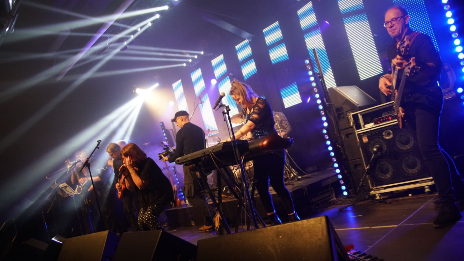 Filmemacher Dirk Walczak film mit Handkamera die einzelnen Bandmitglieder und befindet sich mitten auf der Bühne beim Nordsound Open Stage Event.